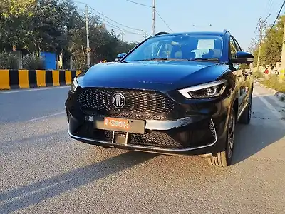 Second Hand एमजी ZS ईवी Essence 50.3 kWh Dark Grey in दिल्ली