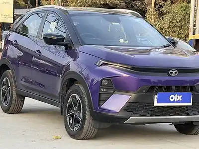 Second Hand टाटा नेक्सन फ़ीयरलेस प्लस (S) पर्पल 1.5 डीज़ल 6 एमटी ड्युअल टोन [2023-2025] in लखनऊ
