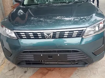 2023 Mahindra XUV300 W6 1.2 Petrol 1