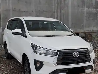 Second Hand टोयोटा इनोवा क्रिस्टा gx 2.4 8 सीटर in अकोला