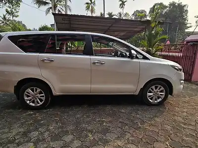 Second Hand टोयोटा इनोवा क्रिस्टा 2.4 vx 8 str [2016-2020] in कोत्तराक्करा