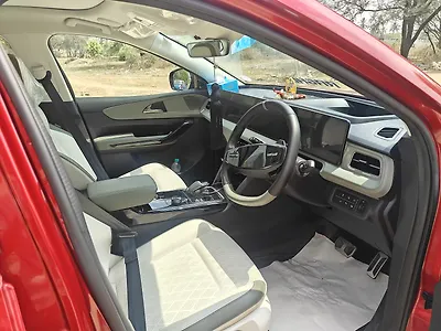 2025 Mahindra XEV 9e Pack Three 79.0 kWh 11.2kW Charger