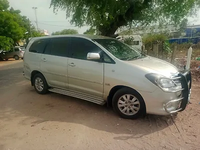 2010 Toyota Innova 2.5 VX 8 STR 1