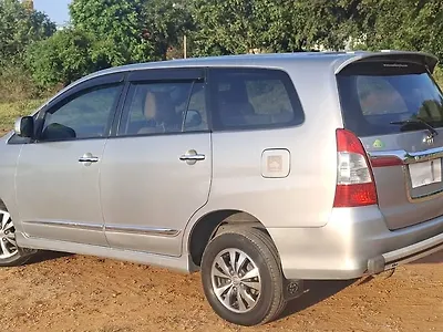 2015 Toyota Innova 2.5 VX BS IV 8 STR