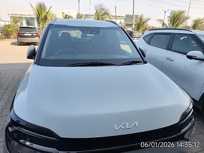 Second Hand Kia Carens Prestige 1.4 Petrol MT 7 STR in Gandhidham