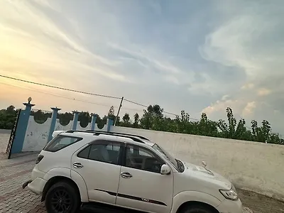 2015 Toyota Fortuner Sportivo 4x2 MT 1