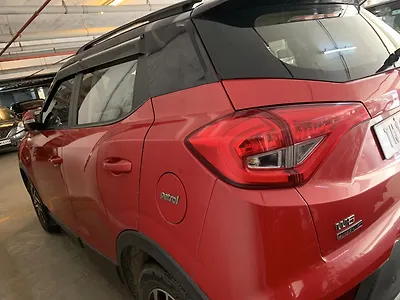 2022 Mahindra XUV300 W8 (O) 1.2 Petrol AMT Dual Tone