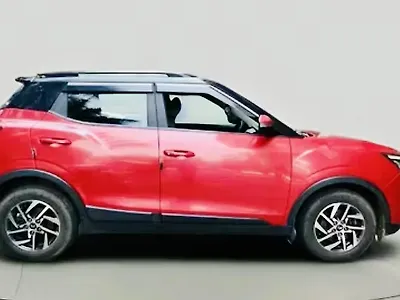 2022 Mahindra XUV300 W8 (O) 1.2 Petrol AMT Dual Tone