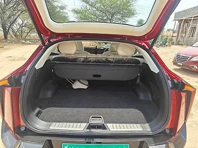 2025 Mahindra XEV 9e Pack Three 79.0 kWh 11.2kW Charger