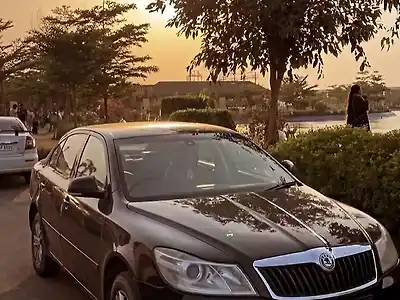 2013 स्कोडा लौरा एम्बिशन 2.0 tdi cr ऑटोमैटिक 1