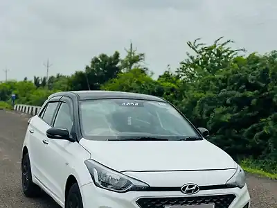 Second Hand हुंडई एलीट i20 मैग्ना इग्ज़ेक्यूटिव 1.4 सीआरडीआई in पोरबंदर