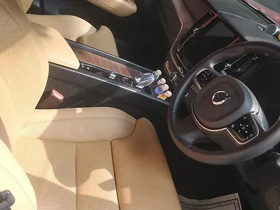 2023 Volvo XC60 B5 Ultimate 1