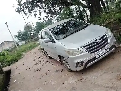 Second Hand टोयोटा इनोवा 2.5 g 8 str bs-iii in रायपुर