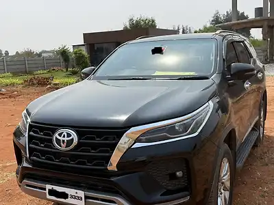 2023 टोयोटा फ़ॉर्च्यूनर 4x4 एटी 2.8 डीज़ल 1