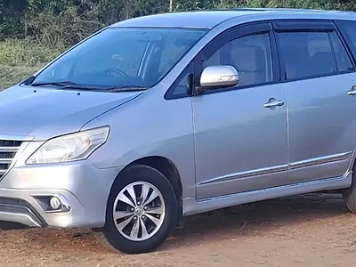 2015 Toyota Innova 2.5 VX BS IV 8 STR