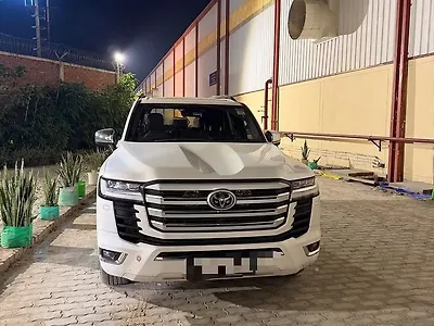 Second Hand Toyota Land Cruiser ZX Petrol in Kanpur Nagar