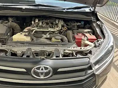 Second Hand टोयोटा इनोवा क्रिस्टा 2.4 g 8 str in गांधीनगर