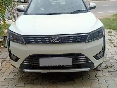 2022 महिंद्रा XUV300 W8 (o) 1.2 पेट्रोल एएमटी दोहरा रंग [2021] 1