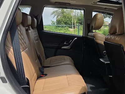 2021 Mahindra XUV500 W9