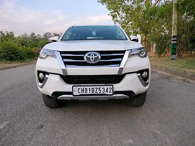 2016 Toyota Fortuner 2.8 4x2 AT [2016-2020] 1