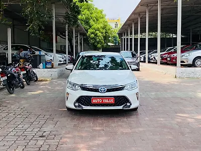 2017 Toyota Camry Hybrid 1