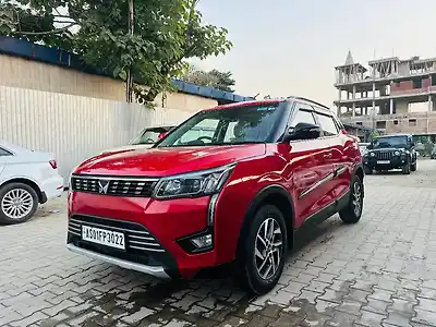 Second Hand महिंद्रा XUV300 w8 (o) 1.2 पेट्रोल in गुवाहाटी