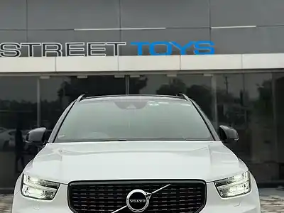 Second Hand वॉल्वो xc40 t4 r- डिज़ाइन in अहमदाबाद