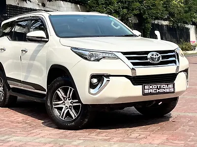 Second Hand Toyota Fortuner 4x2 AT in Lucknow