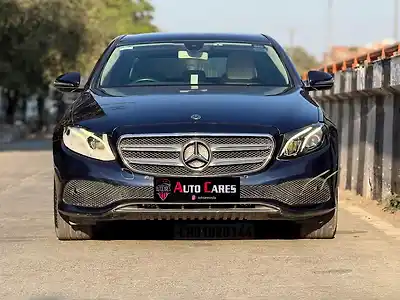 Second Hand मर्सिडीज़ बेंज़ E-क्लास e  220 डी in दिल्ली