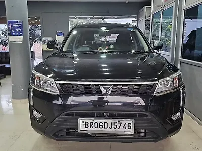2023 Mahindra XUV300 W4 1.2 Petrol 1