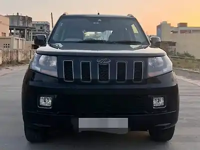 2018 महिंद्रा tuv300 t10 दोहरे रंग 1