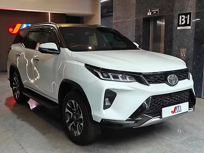 Second Hand Toyota Fortuner 4X2 2WD Diesel Turbo Automatic Dual Tone in Ahmedabad