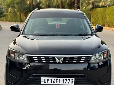 2023 Mahindra XUV300 W6 1.2 Petrol 1
