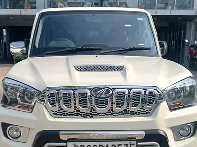 2017 Mahindra Scorpio S6 Plus Intelli-Hybrid 1