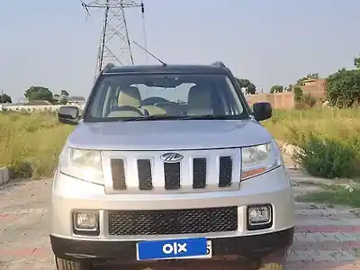 2017 महिंद्रा tuv300 t8 एमहॉक 100 दोहरे रंग 1