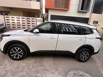 2023 Kia Carens Prestige 1.4 Petrol MT 7 STR