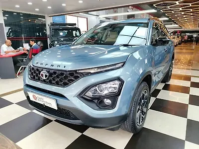 2022 Tata Safari XTA Plus
