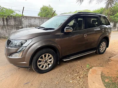 2017 Mahindra XUV500 W10 AT 1