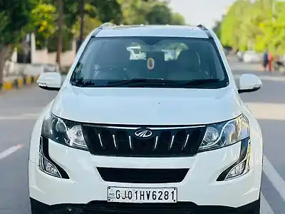 2018 महिंद्रा XUV500 w10 ऑटामैटिक ब्लैक इंटीरियर [2017] 1