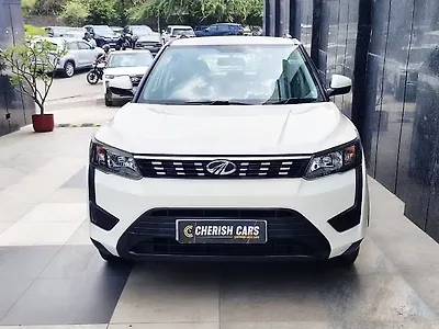 2019 Mahindra XUV300 W6 1.2 Petrol [2019] 1