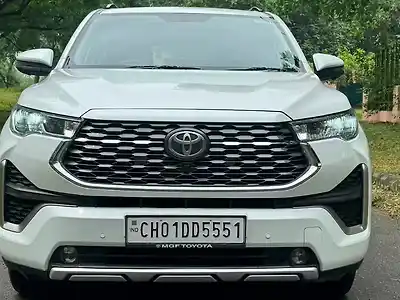 2026 टोयोटा इनोवा हायक्रॉस ZX Hybrid (Electric + Petrol) Automatic (e-CVT) 7 STR Platinum White Pearl 1