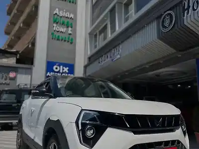 2025 महिंद्रा XUV 3XO AX7 Diesel 1.5L Turbo Automatic (AMT) Dual Tone 1