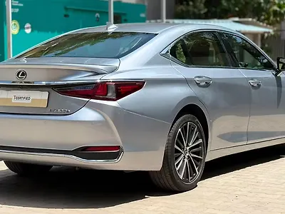 2023 Lexus Old Generation ES 2018 300h Luxury