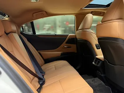 2023 Lexus Old Generation ES 2018 300h Luxury