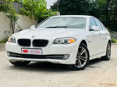 2011 बीएमडब्ल्यू 5 सीरीज़ 525d सिडैन 1