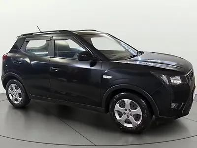 2023 Mahindra XUV300 W6 1.2 Petrol 1