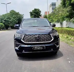 2025 टोयोटा इनोवा हायक्रॉस ZX (O) Hybrid (Electric + Petrol) Automatic (e-CVT) 7 STR Platinum White Pearl 1