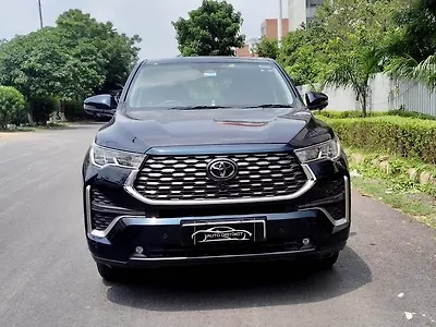 2025 Toyota Innova Hycross ZX (O) Hybrid (Electric + Petrol) Automatic (e-CVT) 7 STR Platinum White Pearl 1