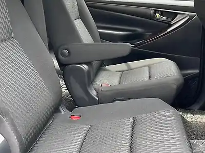 2025 टोयोटा इनोवा क्रिस्टा GX Diesel Manual 7 STR 1