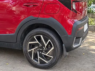 2025 Mahindra XUV 3XO AX7 Petrol 1.2L Turbo Manual Dual Tone
